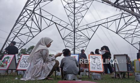 Warga beraktivitas di Bawah Menara Sutet atau masyarakat sekitar menyebutnya dengan Menara Eiffel Meruyung, Depok, Jawa BArat, Ahad (22/1/2023). Lokasi Menara Eiffel Meruyung menjadi alternatif warga untuk menikmati sore dengan menghadirkan dagangan jajanan kaki lima yang murah meriah. Para pedagang dan warga biasanya sudah mulai ramai dari pukul 15.30 hingga 18.00 terutama di Akhir pekan.