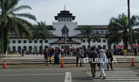 Suasana halaman Gedung Sate, di Jalan Dipenogoro, Kota Bandung. Badan Meteorologi, Klimatologi, dan Geofisika (BMKG) Bandung mengungkapkan angin kencang masih akan terjadi di Bandung Raya dalam beberapa hari ke depan./ilustrasi