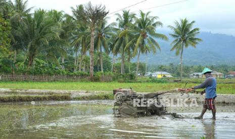 Seorang petani membajak sawah untuk masa tanam padi kedua di Kabila, Kabupaten Bone Bolango, Selasa (24/5/2022). Pemerintah Kabupaten Bone Bolango mendorong petani untuk dapat melakukan tiga kali masa tanam padi dalam satu tahun sebagai upaya meningkatkan produktivitas, hasil panen dan perekonomian masyarakat. 