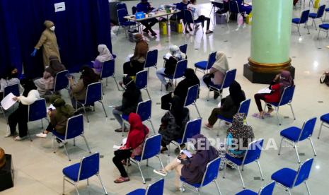 Warga mengikuti vaksinasi Covid-19 secara massal di Auditorium Kahar Muzakkir, Universitas Islam Indonesia, Yogyakarta, Rabu (22/9). Sebanyak 3.000 dosis vaksin disiapkan pada Vaksinasi Merdeka ini. Hingga saat ini capaian Vaksinasi Covid-19 tahap pertama di Yogyakarta sudah mencapai 75,19 persen target sasaran dari 2,8 juta orang.