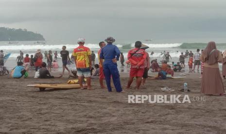 Suasana di kawasan Pantai Pangandaran, Kabupaten Pangandaran, Jawa Barat, Senin (24/4/2023). 