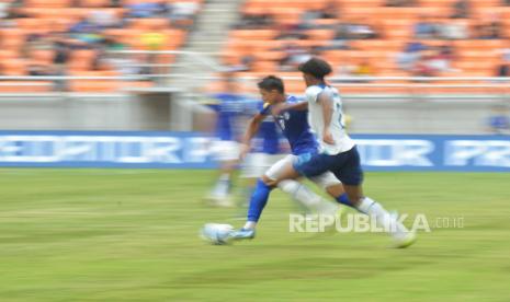 Pemain Timnas Indonesia Inggris (putih) saat bertanding melawan Timnas Uzbekistan pada babak 16 besar Piala Dunia U17 di Stadion Jakarta International Stadium (JIS), Jakarta, Raby (22/11/2023).