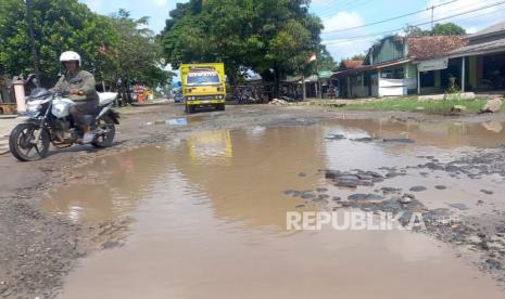 Jalan poros Rumbia yang rusak di Kecamatan Rumbia, Kabupaten Lampung Tengah, Lampung, sebelum diperbaiki. KPK membuka peluang untuk menyelidiki proyek infrastruktur di Lampung.