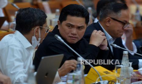 Menteri BUMN Erick Thohir saat mengikuti rapat kerja dengan Komisi VI DPR di Kompleks Parlemen, Senayan, Jakarta, Senin (56/12/2022). Rapat tersebut membahas evaluasi pelaksanaan kinerja Kementerian BUMN Tahun 2022, evaluasi pencapaian kinerja BUMN Tahun 2022 dan rencana aksi pembinaan BUMN Tahun 2023. Republika/Prayogi.