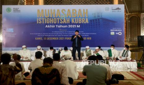 Sekjen MUI Amirsyah Tambunan memberikan sambutan pada acara Muhasabah dan Istighotsah Kubra Akhir Tahun 2021 di Masjid Istiqlal, Jakarta, Kamis (30/12). Komisi Dakwah Majelis Ulama Indonesia (MUI) Pusat mengelar acara Muhasabah dan Istighotsah Kubra Akhir Tahun 2021 yang dilaksanakan secara Hybrid dan diharapakan bisa membangkitkan spiritualitas umat Islam.