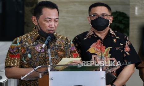 Kabareskrim Polri Komjen Pol Listyo Sigit Prabowo (kiri) memberikan keterangan pers.