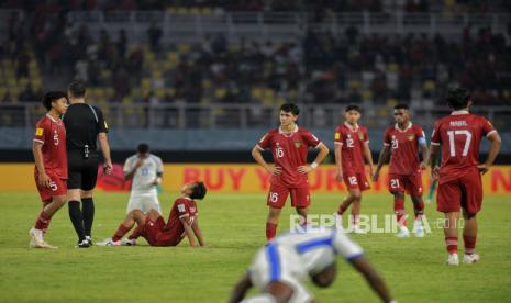 Ekspresi para pemain timnas Indonesia dan Panama usai bertanding pada babak penyisihan Piala Dunia U17 di Stadion GBT, Surabaya, Senin (13/11/2023). Indonesia bermain imbang 1-1 dengan Panama.