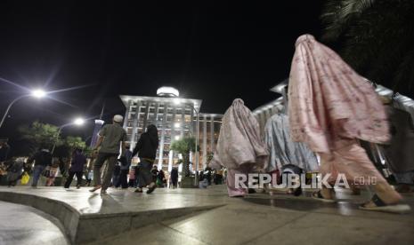 Jamaah berjalan untuk melaksanakan ibadah shalat tarawih di Masjid Istiqlal, Jakarta, Sabtu (1/4). Masjid Istiqlal kembali mengadakan ibadah shalat tarawih dengan tetap menerapkan protokol kesehatan yang ketat. Pada pelaksanaan shalat tarawih pertama ini, pengelola masjid Istiqlal menyiapkan kapasitas untuk 100 ribu jamaah. 