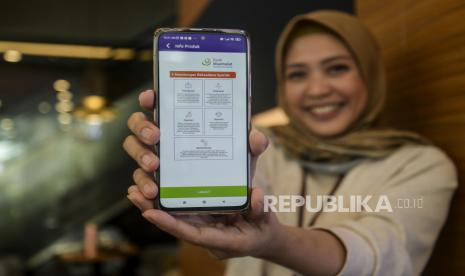 Pegawai menunjukan fitur Gerai Reksa Dana Syariah di Jakarta, Jumat (23/9/2022). Bank Muamalat mencatat minat nasabah terhadap produk investasi terus meningkat dari tahun ke tahun sejalan dengan pertumbuhan penjualan yang rata-rata tumbuh sekitar 160 persen per tahun selama empat tahun terakhir. Fitur Gerai Reksa Dana Syariah ini tersedia di aplikasi Mobile Banking Muamalat Digital Islamic Network. 