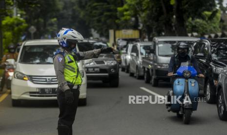 Polisi mengatur lalu lintas saat Operasi Zebra Lodaya 2021 di Jalan Raya Pajajaran, Kota Bogor, Jawa Barat, Senin (15/11). Satlantas Polresta Bogor Kota melaksanakan Operasi Zebra Lodaya 2021 mulai Senin (15/11) hingga Ahad (28/11), dengan menekankan giat preventif dan sosial sehingga tidak akan melakukan penilangan. Republika/Putra M. Akbar (ilustrasi)