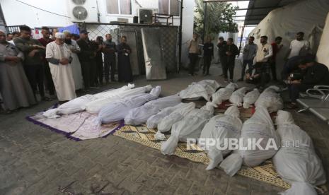 Warga Palestina menggelar shalat jenazah terhadap korban yang terbunuh oleh serangan bombardir Israel di Jalur Gaza, Palestina, Jumat (10/11/2023).