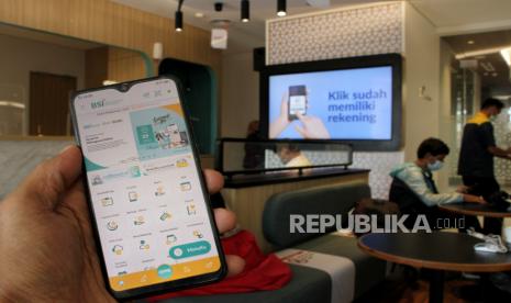 Nasabah PT Bank Syariah Indonesia Tbk (BSI) mengakses aplikasi BSI Mobile. ilustrasi