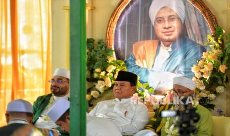 Hadiri Haul Habib Munzir, Prabowo: Beliau Oasis di tengah Gurun Pasir. Foto:  Menteri Pertahanan (Menhan) RI Prabowo Subianto (tengah) saat menghadiri acara Haul ke-10 Al Habib Munzir Almusawa di Area Makam Al Habib Munzir Almusawa, Rawajati, Pancoran, Jakarta Selatan, Ahad (28/5/2023). Dalam kesempatannya Prabowo mengungkapkan enggan menyinggung soal Pencalonan Presidennya dalam Pilpres 2024 mendatang namun ia menegaskan dihadapan Dewan Syuro Majelis Rasulullah Habib Nabiel Al Musawa dan ribuan jamaah jika ia berencana akan kembali menyalonkan sebagai Calon Presiden atas izin yang maha kuasa. Acara tersebut merupakan rangkaian kegiatan untuk memperingati Haul Akbar ke-10 Sulthonul Qulub Al Habib Munzir Almusawa. Acara tersebut berlangsung selama dua hari dari tanggal 28-29 Mei dengan diisi beragam kegiatan seperti shalawat, parade 1.000 hadroh dari Masjid Al Munawwar menuju makam Habib Kuncung tempat Habib Munzir dimakamkan, ziarah ke makam Alhabib Munzir serta tausiah.