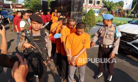 Polresta Cirebon menangkap 16 tersangka terkait kasus judi togel online, judi sabung ayam, dan kasus pencurian dengan kekerasan (curas).