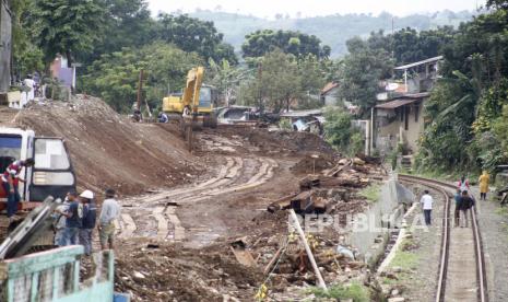 Pekerja menyelesaikan pembangunan jalur ganda Bogor-Sukabumi di Kota Bogor, Jawa Barat, Senin (7/12). PT Reasuransi Indonesia Utama (Persero) atau disebut Indonesia Re menilai pemulihan ekonomi Indonesia pascapandemi melalui sektor konstruksi wajib diiringi dukungan penjaminan dari sektor asuransi. 