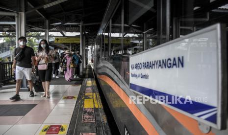 Calon penumpang berjalan menuju rangkaian KA Argo Parahyangan di Stasiun Bandung, Kota Bandung, Jumat (9/12/2022). Kementerian Perhubungan menyatakan, hingga saat ini tidak ada rencana untuk menghentikan layanan Kereta Api (KA) Argo Parahyangan rute Jakarta-Bandung saat Kereta Cepat Jakarta-Bandung (KCJB) beroperasi pada pertengahan tahun 2023 mendatang. Republika/Abdan Syakura