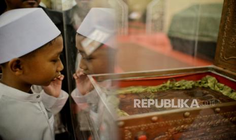 Pengunjung mengamati artefak telapak kaki Rasulullah SAW di Masjid At-Tin, Jakarta, Sabtu (25/3/2023). Pameran artefak tersebut menyajikan sebanyak 24 artefak peninggalan Rasulullah SAW bersama para Sahabat seperti perlengkapan perang, sorban, batu pondasi kabah, janggut hingga rambut Rasulullah SAW. Pameran ini menjadi alternatif destinasi wisata religi di bulan Ramadhan sekaligus menjadi sarana edukasi bagi masyarakat terkait sejarah dan perjuangan Rasulullah SAW bersama para Sahabatnya.  Pameran tersebut digelar hingga 14 April 2023 mendatang dengan tiket perorang mulai dari Rp65 ribu hingga Rp350 ribu per orang.