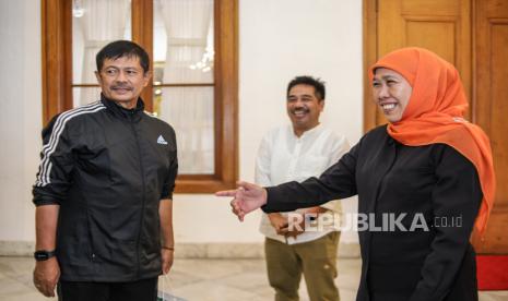 Gubernur Jawa Timur Khofifah Indar Parawansa (kanan) berbincang dengan pelatih Timnas U-22 Indra Sjafri (kiri) saat berkunjung di Gedung Negara Grahadi, Surabaya, Jawa Timur, Selasa (13/6/2023). Kunjungan tersebut untuk membahas pembinaan sepak bola usia dini di Jawa Timur.  