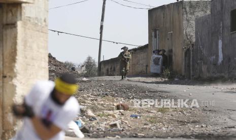 Pasukan Israel selama bentrokan dengan pengunjuk rasa Palestina setelah demonstrasi menentang pemukiman Israel di tanah desa Kafr Qadoum, dekat kota Nablus, Tepi Barat, 23 September 2022. Pemukim Israel Rusak Rumah dan Mobil Warga Palestina di Betlehem