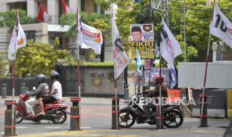 Sejumlah Bendera Parpol/Alat Peraga Kampanye (APK) terpasang di Stand bollard atau tiang patok pembatas antara jalan dan trotoar di Kawasan Jalan Proklamasi, Jakarta, Rabu (24/1/2024). 