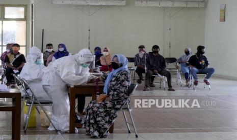 Petugas sedang bekerja melakukan tes cepat dan tes swab pada masyarakat (ilustrasi)