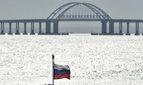 Pemandangan Jembatan Krimea yang menghubungkan daratan Rusia dan semenanjung Krimea di atas Selat Kerch, di Kerch, Krimea, Sabtu, 8 Oktober 2022. Korea Selatan (Korsel) pada Kamis (15/12/2022) mendukung resolusi Perserikatan Bangsa-Bangsa (PBB) tentang kondisi has asasi manusia (HAM) di wilayah Krimea yang diduduki Rusia.