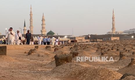 Umat muslim mengunjungi Pemakaman Baqi, Kota Madinah, Sabtu (8/6/2024). 