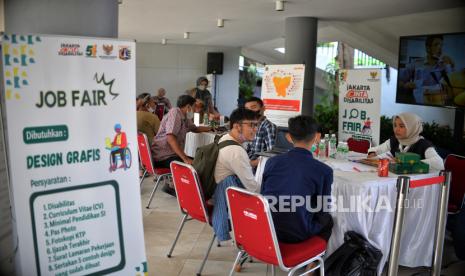 Penyandang disabilitas berada di salah satu stan perusahaan saat acara Job Fair Disabilitas dalam rangkaian kegiatan Jakarta Cinta Disabilitas di Lapangan Banteng, Jakarta, Sabtu (3/12/2022).  Sekretaris Badan Perencanaan dan Pengembangan (Barenbang) Kementerian Ketenagakerjaan (Kemnaker) I Nyoman Darmanta mengatakan Indonesia saat ini tengah menghadapi tiga tantangan besar dalam sektor ketenagakerjaan. 