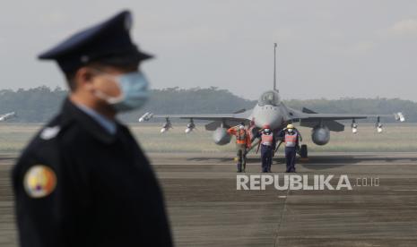  Personel Angkatan Udara Taiwan menjaga jet tempur F-16V. Jet tempur paling canggih milik Taiwan F-16V jatuh ke laut dan pilot belum ditemukan.