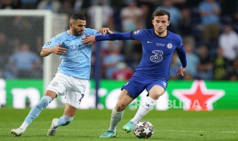 Pemain Chelsea Ben Chilwell (kanan)  dan pemain Manchester City Riyad Mahrez berebut bola pada final Liga Champions UEFA antara Manchester City dan Chelsea FC di Porto, Portugal, Ahad (30/5) pagi WIB.