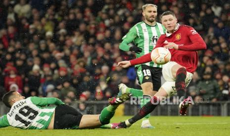 Pemain Manchester United Wout Weghorst (kanan) menendang bola pada pertandingan sepak bola leg pertama babak 16 besar Liga Europa antara Manchester United dan Real Betis di stadion Old Trafford di Manchester, Jumat (10/3/2023) dini hari WIB.