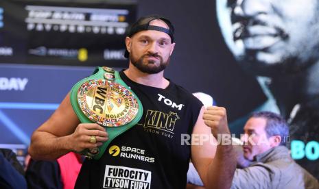  Petinju Inggris Tyson Fury berpose selama pertarungan Weigh-In for the Fury v Whyte di Wembley Box Park di London, Inggris, 22 April 2022. 