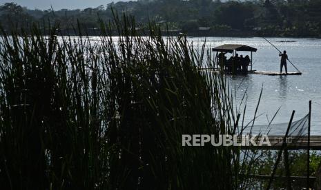 Wisatawan menyewa jasa perahu rakit di kawasan Situ Bagendit, Banyuresmi, Kabupaten Garut, Jawa Barat.