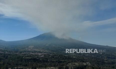 Dampak erupsi gunung Merapi –sejak Sabtu (11/3) siang-- telah mengakibatkan hujan abu vulkanis di sejumlah lokasi wilayah di Kabupaten Magelang dan Kabupaten Boyolali, Jawa Tengah.Hingga Ahad (12/3), timbunan abu vulkanis dengan ketebalan bervariasi masih memenuhi badan jalan penghubung antar daerah, jalanan lingkungan, atap- atap rumah hingga tanaman yang ada di lahan pertanian warga.Seperti jalan penghubung Magelang- Boyolali di wilayah Kecamatan Sawangan, pemukiman warga di Desa Tleogolele dan Wonolelo, serta lahan pertanian warga di lereng gunung Merapi di  wilayah Kecamatan Selo.