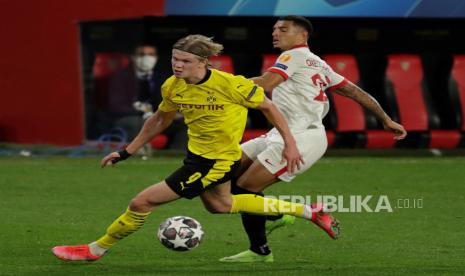  Bek Sevilla Diego Carlos (kanan) dan striker Borussia Dortmund Erling Haaland (kiri)