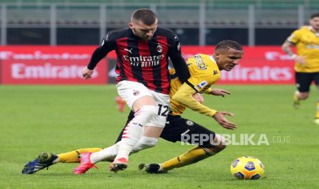  Ante Rebic (kiri) AC Milan.