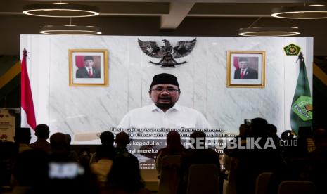 Menteri Agama Yaqut Cholil Qoumas memberikan sambutan secar daring pada acara I Do Care Serah Terima Donasi Kurban di Masjid At Thohir, Depok, Jawa Barat, Kamis (7/7/2022). Huawei Indonesia dan Republika kembali mengadakan kegiatan donasi CSR Kurban secara Nasional di 13 kota di Indonesia dengan total jumlah 15 ekor sapi dan 60 ekor kambing. Republika/Putra M. Akbar