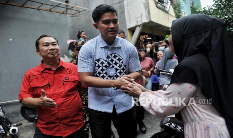 Ketua Umum PSI Kaesang Pangarep menyapa warga saat melakukan blusukan di pemukiman kawasan Tanjung Priok, Jakarta Utara, Jumat (5/7/2024). Dalam kunjungaannya, Kaesang melaksanakan shalat Jumat di Masjid Nurul Qulub dilanjutkan dengan menyapa warga dan bagi-bagi buku serta menyambangi salah satu rumah tokoh warga setempat untuk berdialog bersama perwakilan warga.