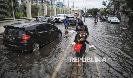 Pengendara kendaraan bermotor melintasi banjir rob di Kawasan Pluit Karang Ayu Barat, Jakarta, Senin (16/12/2024). Banjir luapan air laut atau rob tersebut menggenangi salah satu akses jalan untuk memasuki kawasan pelabuhan Muara Angke. Banjir rob dikawasan tersebut mencapai ketinggian sekitar 10 hingga 60 sentimeter (cm) yang berakibat aktivitas warga di sekitar menjadi terhambat. Menurut informasi sudah empat hari banjir rob merendam beberapa tempat di wilayah Jakarta Utara. Sebelumnya Badan Meteorologi Klimatologi dan Geofisika telah mengeluarkan peringatan dini banjir rob pada pada tanggal 11 Desember - 20 Desember 2024.