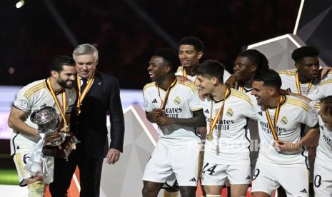 Real Madrid player Nacho Fernandez (L) celebrates with teammates on podium after winning Spanish Super Cup final match against Barcelona at Al Awal Park in Riyadh, Saudi Arabia, 14 January 2024.  