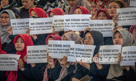 Sivitas akademika dan alumni Fakultas Kedokteran Undip memberi dukungan kepada Yan Wisnu Prajoko yang aktivitas klinisnya diberhentikan sementara di RSUP Kariadi Semarang, Senin (2/9/2024).