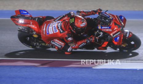 Pembalap Italia Francesco Bagnaia dari Tim Ducati Lenovo mengemudikan sepeda motornya saat balapan MotoGP Grand Prix Sepeda Motor Qatar, di Sirkuit Internasional Lusail di Doha, Qatar, Senin (11/3/2024) dini hari WIB.