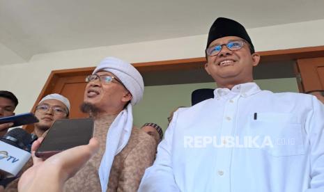 Capres nomor urut 1 Anies Baswedan saat bersilaturahmi dengan pendakwah Aa Gym di Masjid Darut Tauhid di Kebayoran Baru, Jakarta Selatan, Senin (12/2/2024). 