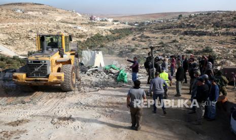  Polisi perbatasan Israel berjaga-jaga saat buldoser Israel menghancurkan sebuah rumah di kawasan Tepi Barat Masafer dekat Yatta, 25 November 2020. Israel secara rutin menghancurkan rumah-rumah warga Palestina di Tepi Barat dengan alasan hilangnya izin bangunan di daerah tersebut. Israel Hancurkan Lagi Rumah Warga Palestina di Masafer Yatta