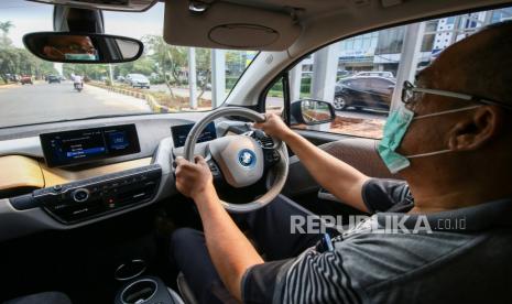 Karyawan mengemudikan mobil listrik BMW i3s di kawasan Meruya, Jakarta, Jumat (2/10/2020). Bank Indonesia memberikan penurunan batasan minimum uang muka dari kisaran 5-10 persen menjadi nol persen untuk pembelian kendaraan bermotor berwawasan lingkungan.