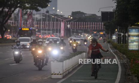 Warga saat bersepeda di kawasan Sudirman, Jakarta, Kamis (26/8). Polda Metro Jaya masih memberlakukan larangan bagi warga untuk tidak bersepeda di ruas Jalan Sudirman hingga MH Thamrin pada masa Pemberlakuan Pembatasan Kegiatan Masyarakat (PPKM) Level 3 untuk mencegah terjadinya kerumunan massa yang berpotensi menyebarkan Covid-19. Republika/Putra M. Akbar