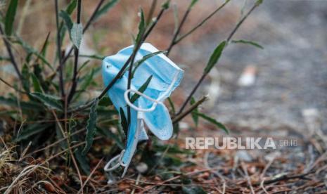 Masker wajah yang dibuang di jalan raya di Roma, Italia, (26/5). Menurut laporan media, ahli lingkungan memperingatkan bahwa masker dan sarung tangan sekali pakai yang digunakan untuk mencegah penyebaran penyakit coronavirus adalah polutan tambahan yang mengancam lingkungan