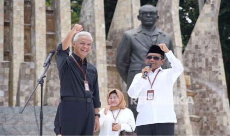 Pasangan Ganjar Pranowo dan Mahfud MD menyapa ribuan pendukungnya yang berkumpul di Tugu Proklamasi, Jakarta Pusat, Kamis (19/10/2023). 