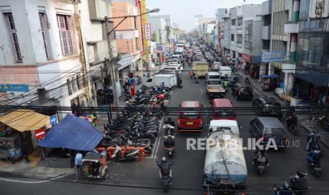 Kepadatan lalu lintas di kawasan Pasar Baru, Kota Bandung, Kamis (25/6). Pasar baru kembali ramai pengunjung setelah pusat perbelanjaan dan pertokoan di kawasan tersebut kembali dibuka dengan persyaratan wajib menerapkan protokol kesehatan pencegahan Covid-19. Meski demikian, masih banyak masyarakat dan pedagang mengabaikan aturan tersebut. Hal tersebut tentunya sangat beresiko, mengingat pasar saat ini menjadi salah satu sorotan berpotensi menjadi klaster. 