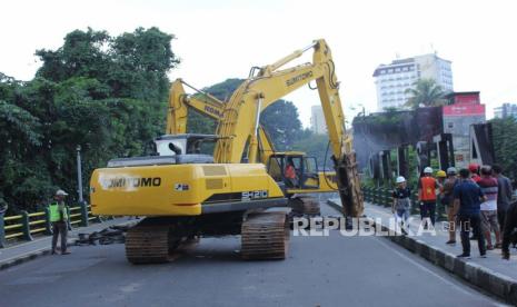 Pembongkaran Jembatan Otista di Kota Bogor, Jawa Barat, mulai dilakukan pada Jumat (5/5/2023). Tahapan pembangunan kembali Jembatan Otista ditargetkan rampung pada Desember 2023.